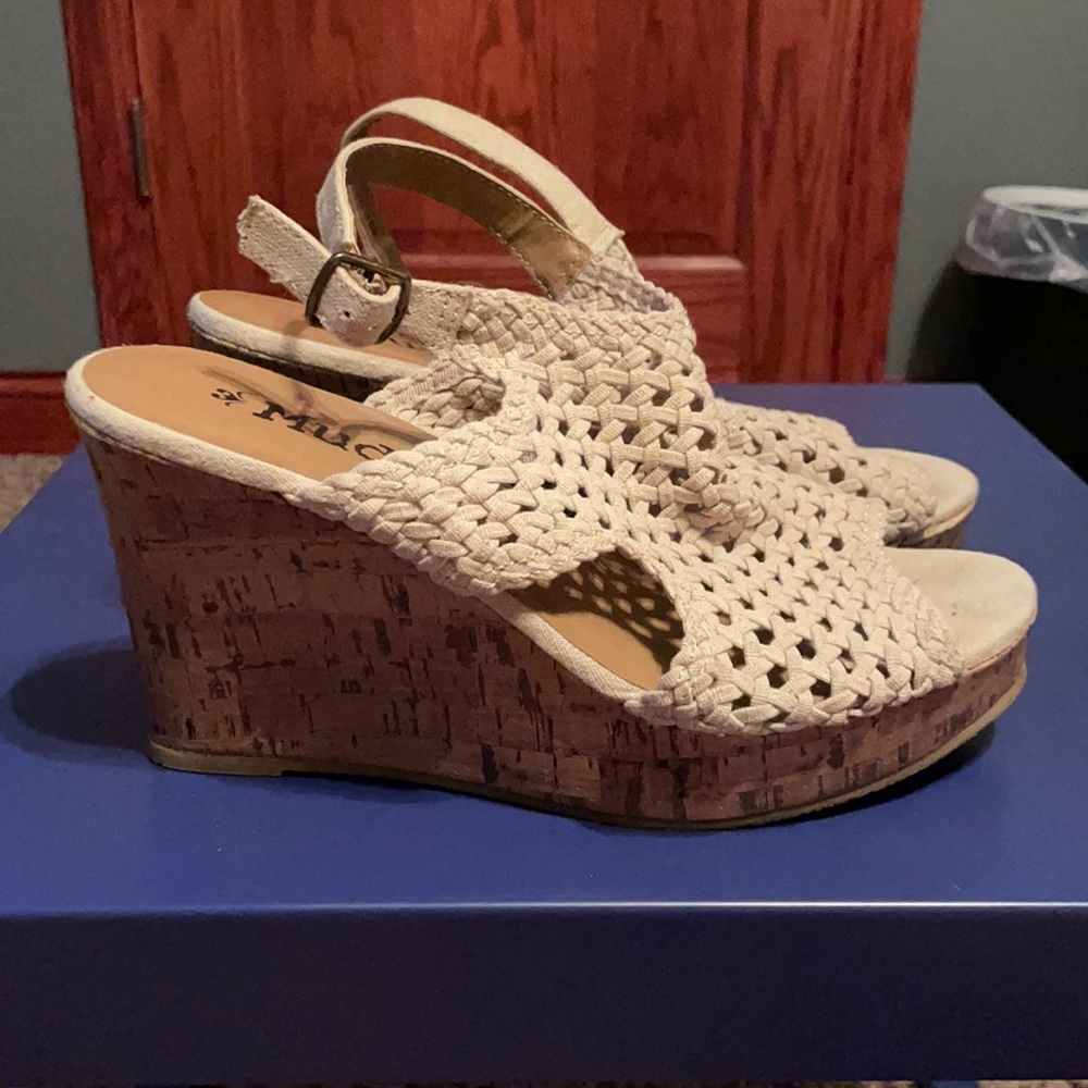 Women’s wedge sandals!
